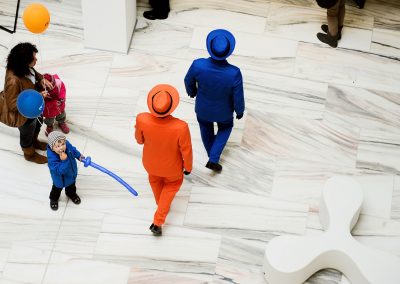 Walk Act Smarties Eventkünstler auf einer Messe von oben zu sehen