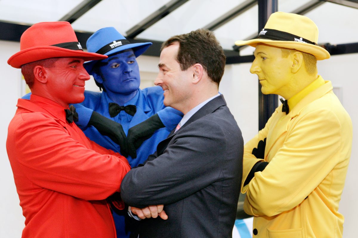 Smartie-XL-3 Walk Act Smarties Eventkünstler auf einer Messe