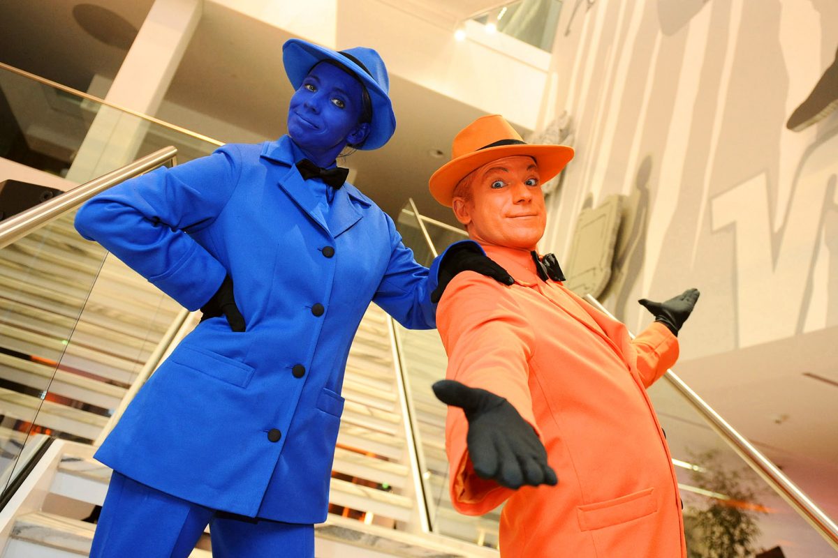 Smartie-XL-7 Walk Act Smarties Eventkünstler auf einer Messe