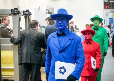 Walk Act Smarties Eventkünstler auf einer Messe